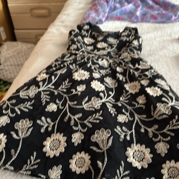 The dresses are silky inside of it and it is in a good condition - Picture 4 of 6